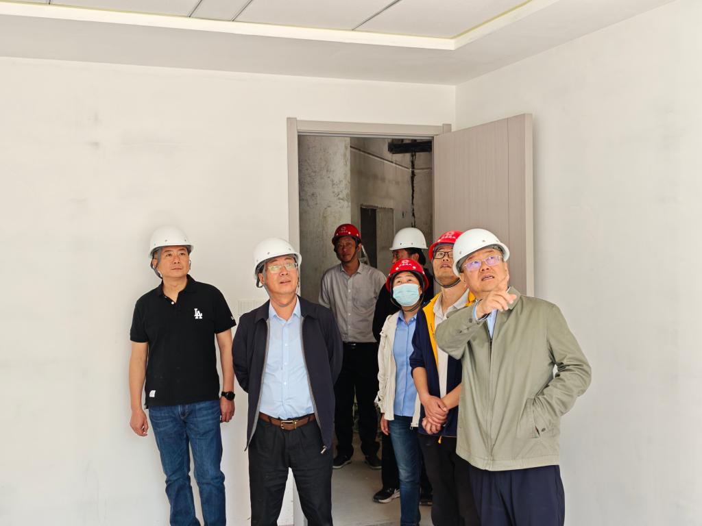 校领导视察舜耕校区原招待所4号楼项目进度情况